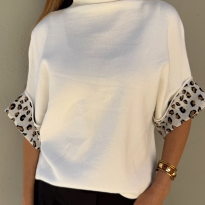 Blusa branca de manga curta com punhos leopard print e calças pretas