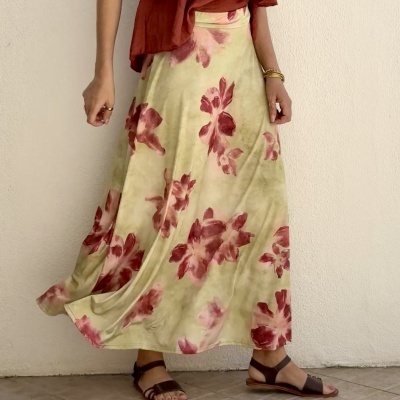 Saia midi amarela com flores vermelhas e sandálias castanhas