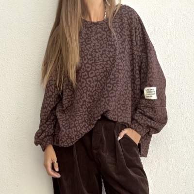Sweatshirt castanha de padrão animal print com etiqueta e calças castanhas de bombazina.