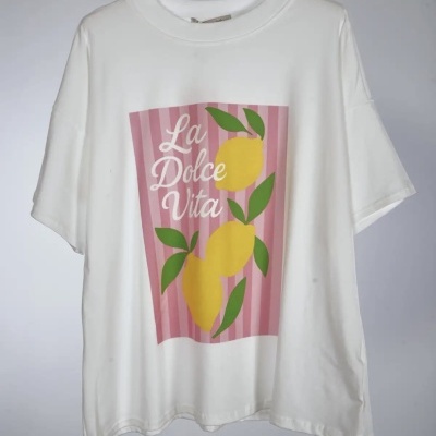 T-shirt branca com estampa de limões e texto La Dolce Vita