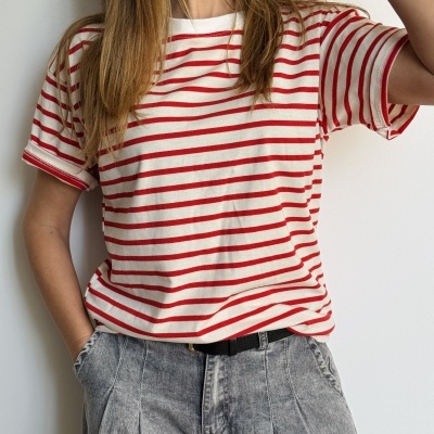 T-shirt riscas vermelhas e brancas com calças cinza de ganga