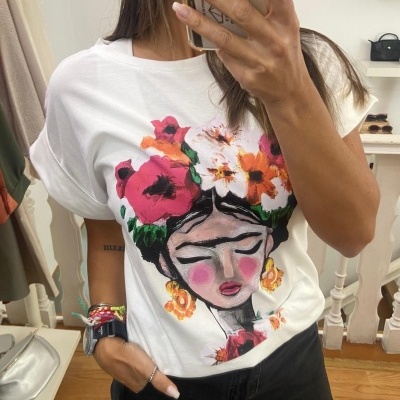 T-shirt branca com estampado colorido de rosto feminino com flores grandes na cabeça