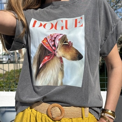 T-shirt cinzenta com estampa de cão com lenço rosa e óculos, texto DOGUE vermelho.