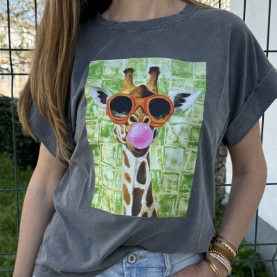 T-shirt cinzenta com estampa de girafa com óculos de sol e chiclete