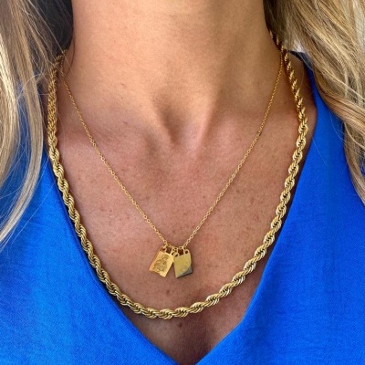 Colares dourados femininos sobre camisa azul