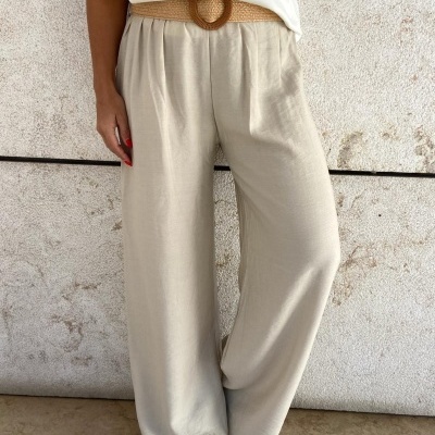 Calças largas bege com cinto de palha e t-shirt branca estampada