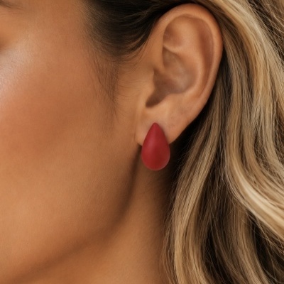 Brinco gota vermelho fosco num ouvido
