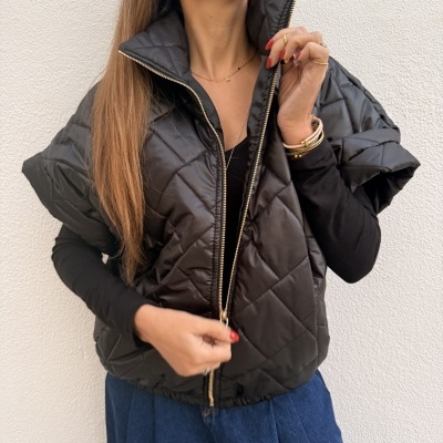 Colete acolchoado preto com zíper dourado, textura losango