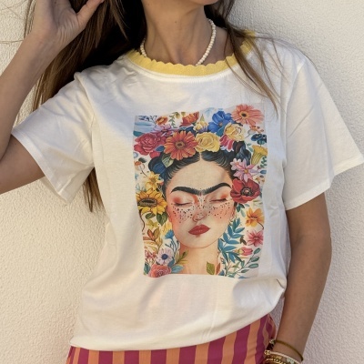 T-shirt branca com estampa colorida e decote amarelo ondulado