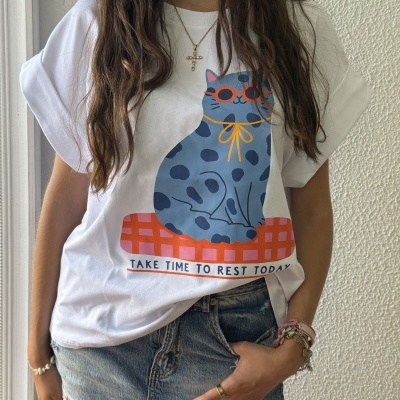 T-shirt branca com estampa de gato azul e texto em inglês.