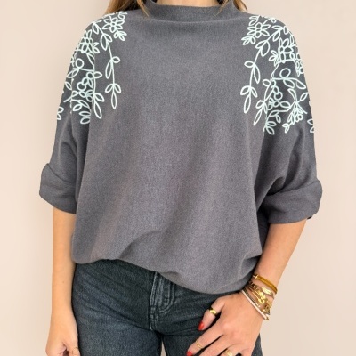 Blusa cinzenta com padrão floral branco nos ombros