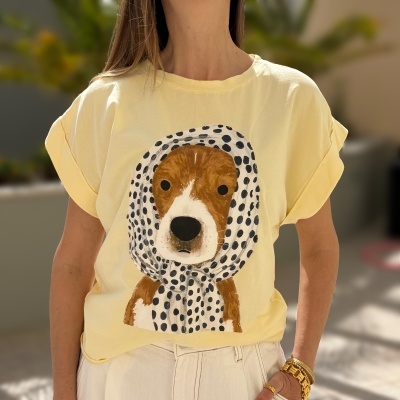 T-shirt amarela com estampa de cão e lenço de bolas pretas