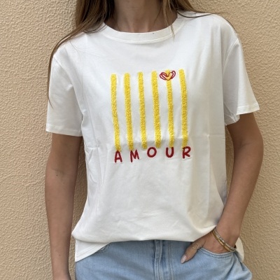 T-shirt branca com riscas amarelas e texto AMOUR vermelho