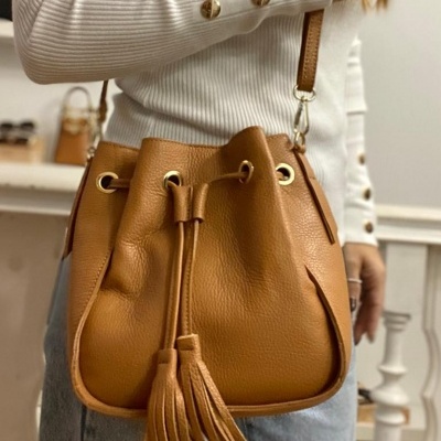 Mala castanha em pele sintética com alça ajustável e franjas