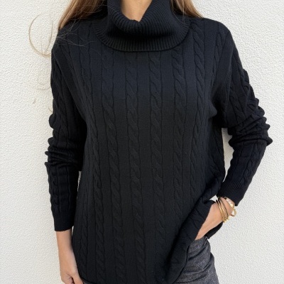Camisola preta de malha com padrão de tranças e gola alta