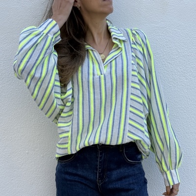 blusa de riscas amarelas e cinzentas com jeans escuros