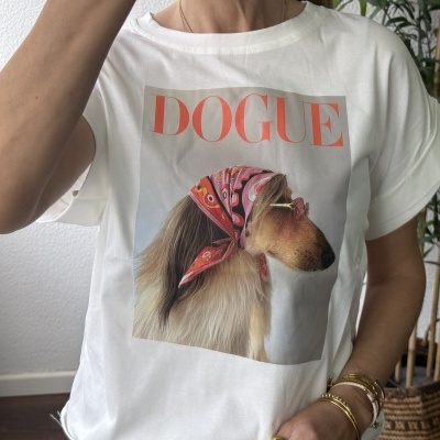 T-shirt branca com estampa de cão usando lenço e óculos e palavra DOGUE vermelha