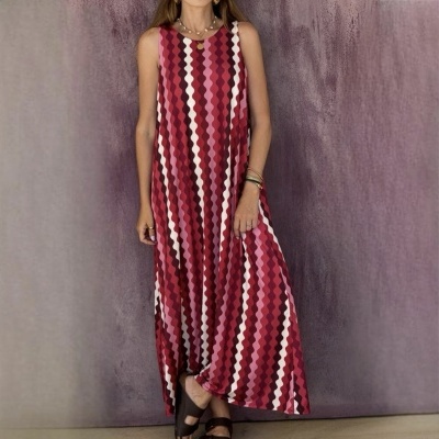 Vestido comprido com padrão geométrico ondulado em tons de vermelho e rosa