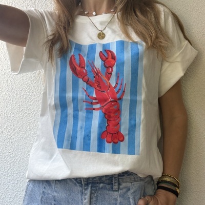 Camiseta branca com lagosta vermelha e riscas azuis