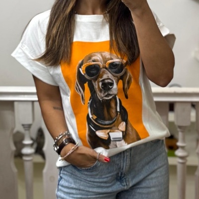 T-shirt branca com estampa de cão de óculos sobre fundo laranja
