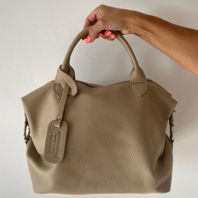 Mala de mão bege em pele com etiqueta STELLA MCCARTNEY