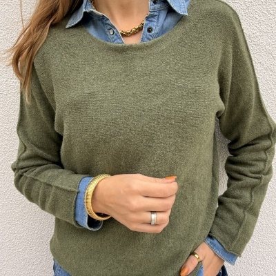 Mulher com camisola verde e camisa de ganga azul