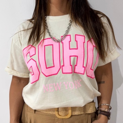 T-shirt bege com estampado SOHO e NEW YORK em rosa neon