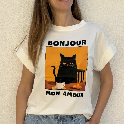 T-shirt branca com estampa de gato preto e texto BONJOUR MON AMOUR