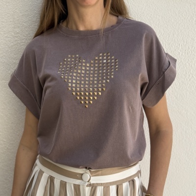 T-shirt castanha com coração metálico e calças às riscas verticais bege e creme com cinto