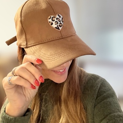 Boné castanho com coração estampado