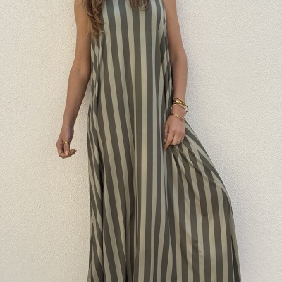 Vestido comprido riscas verticais verde e cinza, com acessórios e sandálias castanhas