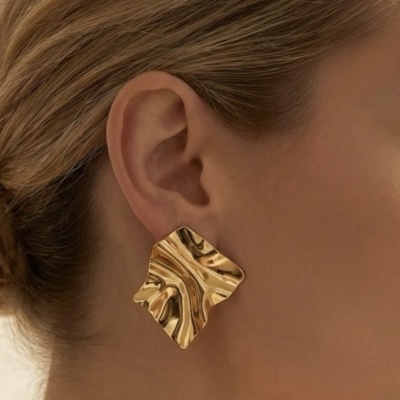 Brinco dourado ondulado em formato irregular quadrado na orelha