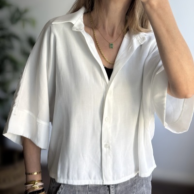 Camisa branca de manga curta larga com botões frontais