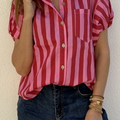Blusa com riscas verticais rosa e vermelha e jeans azul escuro
