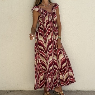 Vestido midi com padrão geométrico em tons de vermelho e bege