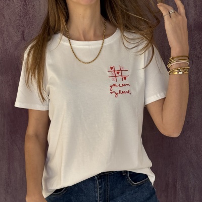 T-shirt branca com bordado de jogo da velha com corações e texto no peito