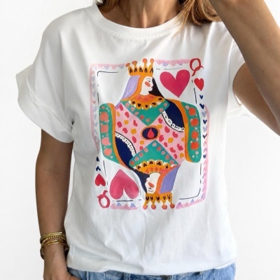 T-shirt branca com estampado colorido de rainha de copas