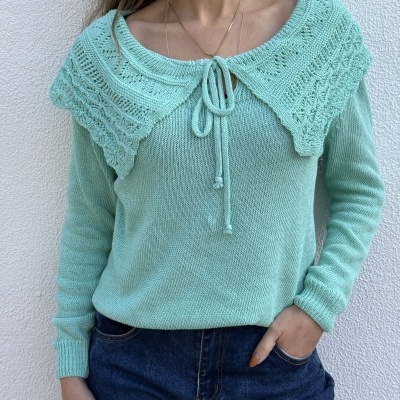 Camisola verde água de malha com colarinho tricotado e calças de ganga azul escuro