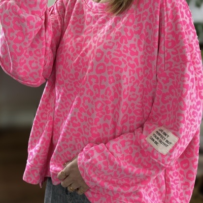 Sweatshirt rosa com padrão animal print e etiqueta na manga com texto