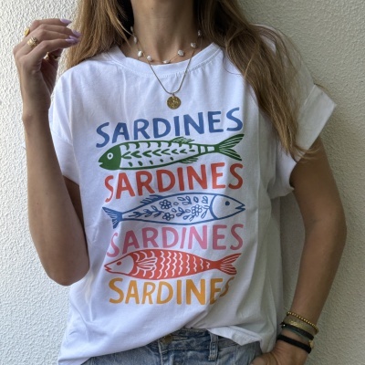 T-shirt branca com estampado colorido de peixes e a palavra SARDINES