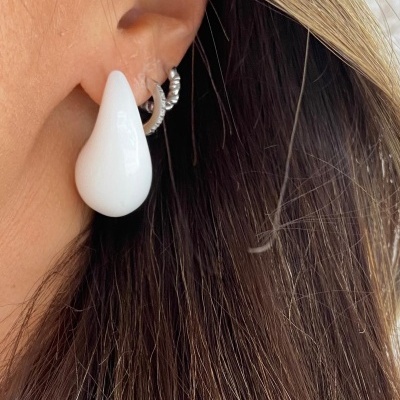 Brinco pendente branco gota e argola prateada na orelha