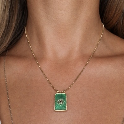 Colar dourado com pendente verde retangular com desenho de olho