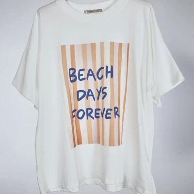 T-shirt branca com estampado e texto BEACH DAYS FOREVER