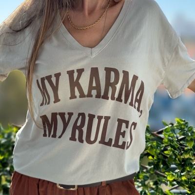 Camisola branca com texto MY KARMA, MY RULES em castanho