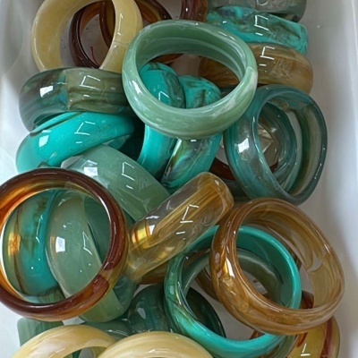 Pulseiras grossas de resina em tons de verde, azul, âmbar e castanho