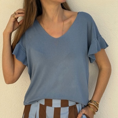 Top azul feminino com decote em V e mangas folhadas