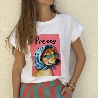 T-shirt branca com estampa de cão usando lenço azul com bolinhas e óculos de sol.