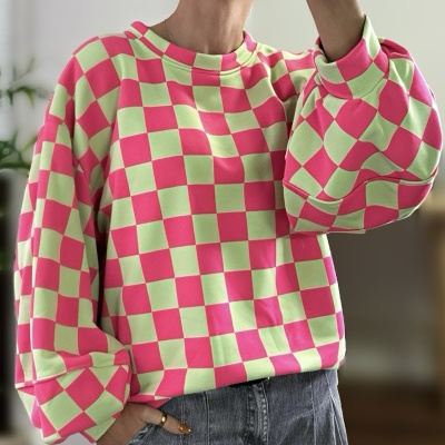 Sweatshirt xadrez rosa e verde com mangas largas e calças de ganga cinza