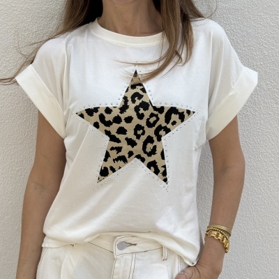 T-shirt branca com estrela animal print e detalhes prateados