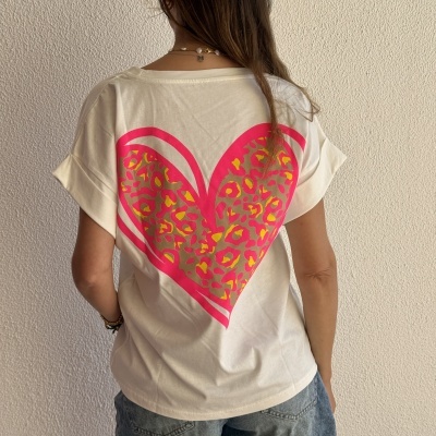 Camisola branca com estampa de coração colorido nas costas